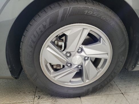 Used 2025 Hyundai Elantra SE FWD image 31