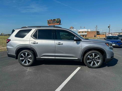 New 2025 Honda Pilot Touring image 5