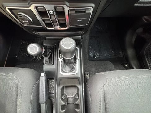 Used 2023 Jeep Gladiator Sport AWD/4WD image 31