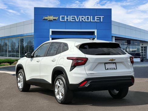 Certified 2024 Chevrolet Trax LS w/ LS Convenience Package FWD image 3