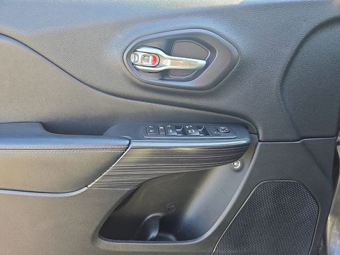 Used 2017 Jeep Cherokee Latitude AWD/4WD image 12