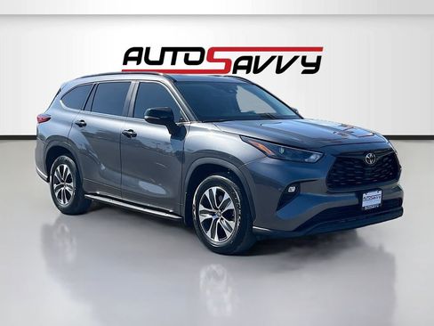 Used 2024 Toyota Highlander XLE FWD image 1