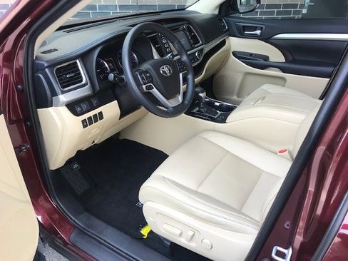 Used 2019 Toyota Highlander XLE FWD image 5