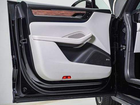 Certified 2025 Porsche Macan 4S Electric AWD/4WD image 25