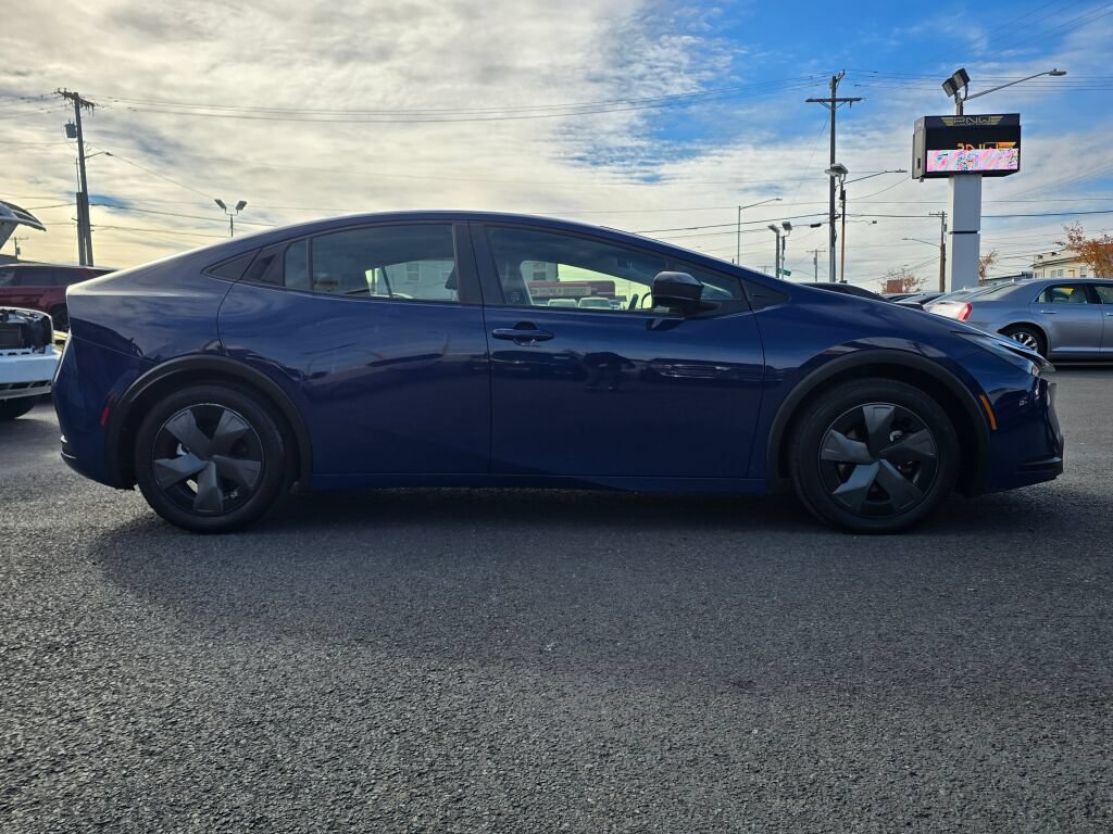 Used 2023 Toyota Prius LE FWD image 5