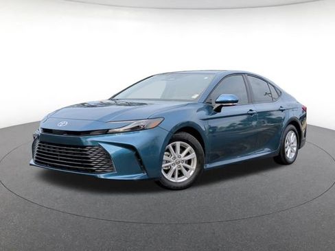 Used 2025 Toyota Camry LE w/ Convenience Package FWD image 1