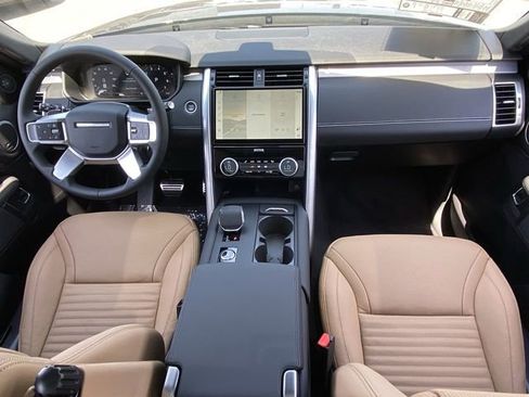 New 2025 Land Rover Discovery Dynamic SE image 14