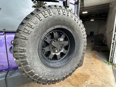 Used 2017 Jeep Wrangler Unlimited Rubicon w/ Connectivity Group AWD/4WD image 34