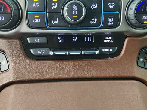 Used 2018 Chevrolet Suburban Premier AWD/4WD image 22