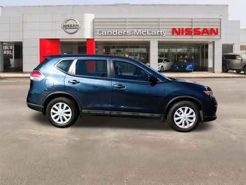 Used 2016 Nissan Rogue S image 2