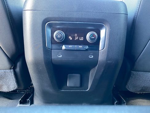 Used 2024 Chevrolet Suburban LT RWD image 18