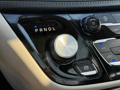 Used 2020 Chrysler Pacifica Limited FWD image 27