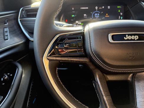 Used 2023 Jeep Grand Cherokee Overland w/ Luxury Tech Group IV image 5