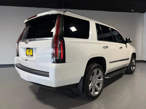 Used 2019 Cadillac Escalade Luxury AWD/4WD image 4