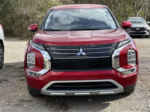 Used 2024 Mitsubishi Outlander SE image 2