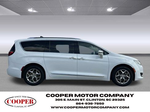 Used 2017 Chrysler Pacifica Limited w/ UConnect Theater Package FWD image 6