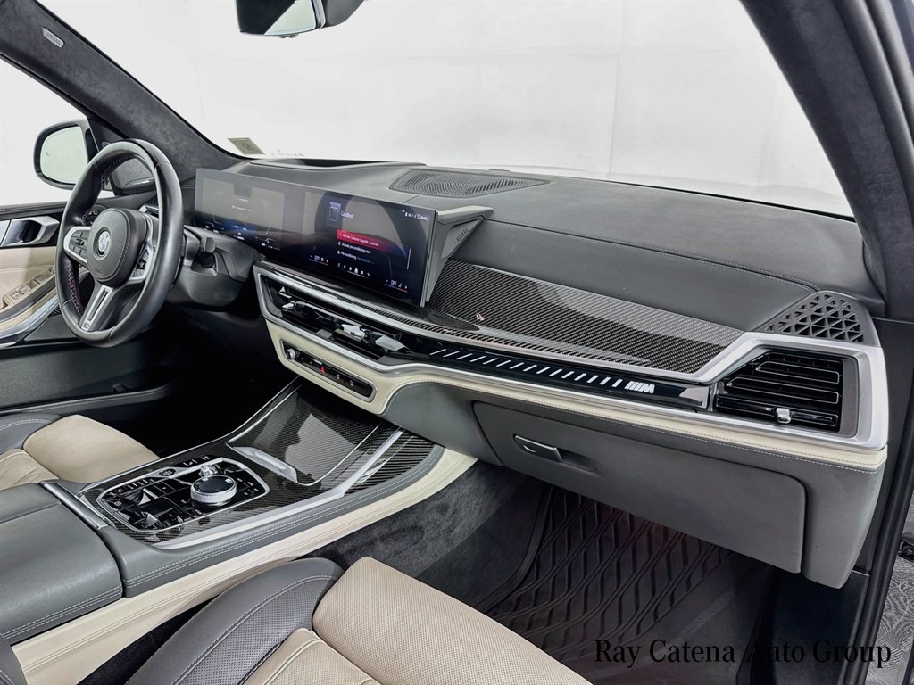 Used 2025 BMW X7 M60i AWD/4WD image 32