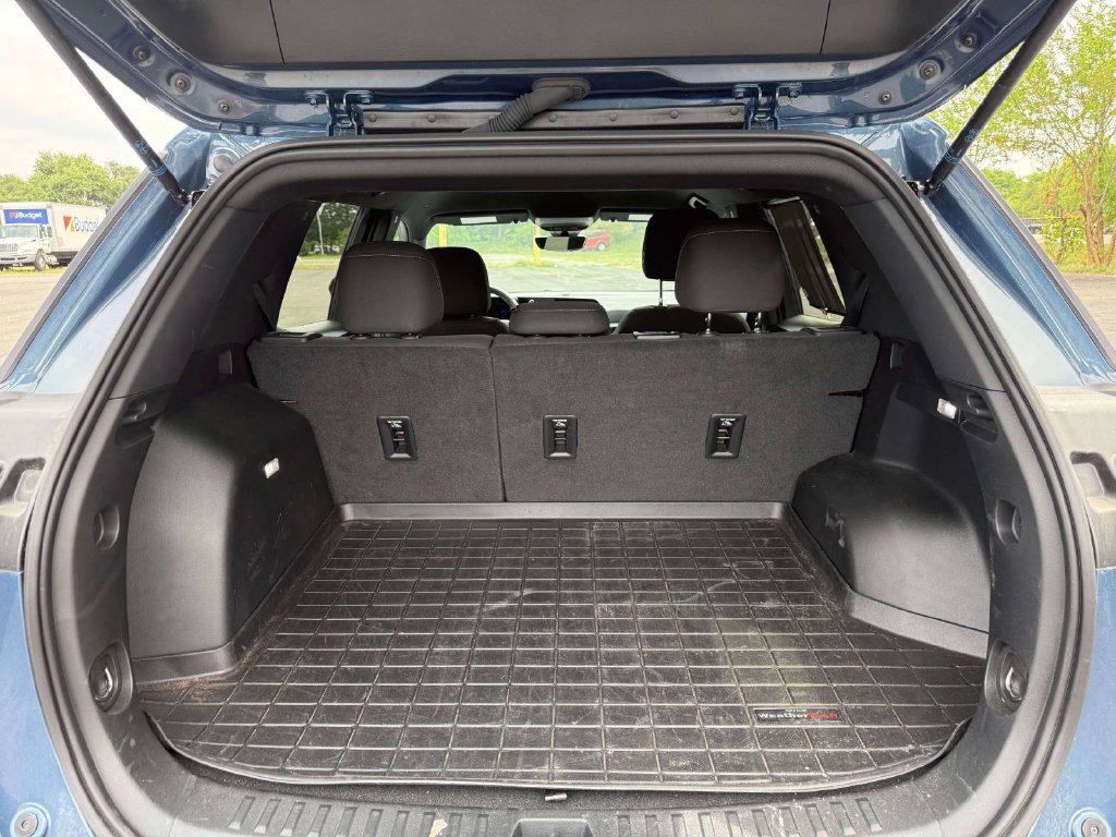 Used 2025 Chevrolet Equinox LT w/ Safety and Technology Package FWD image 11