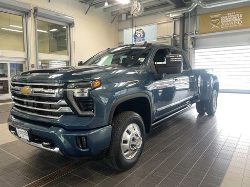 Used 2024 Chevrolet Silverado 3500 High Country w/ Technology Package image 3