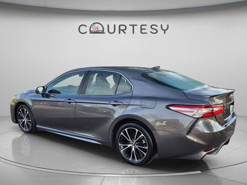 Used 2020 Toyota Camry SE FWD image 3