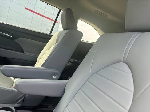Used 2023 Toyota Highlander XLE FWD image 7