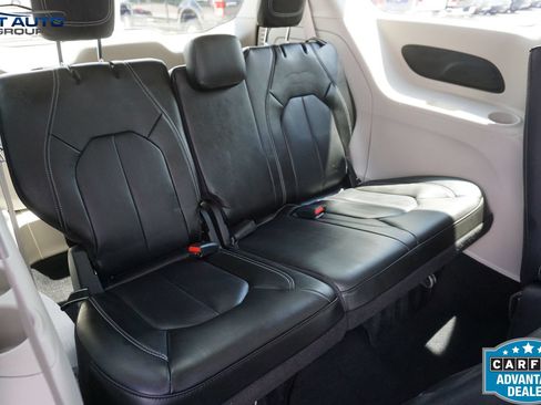 Used 2023 Chrysler Pacifica Touring-L FWD image 25