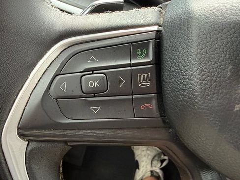 Used 2023 Jeep Grand Cherokee Laredo AWD/4WD image 25