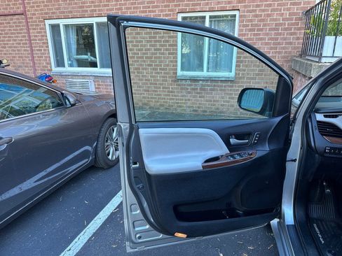 Used 2017 Toyota Sienna Limited Premium AWD/4WD image 10