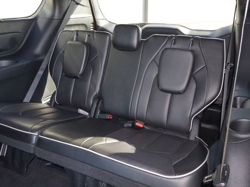 Used 2025 Chrysler Pacifica Limited image 10