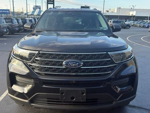 Used 2023 Ford Explorer XLT AWD/4WD image 3