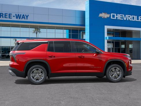 Used 2026 Chevrolet Traverse LT w/ Driver Confidence Package FWD image 5