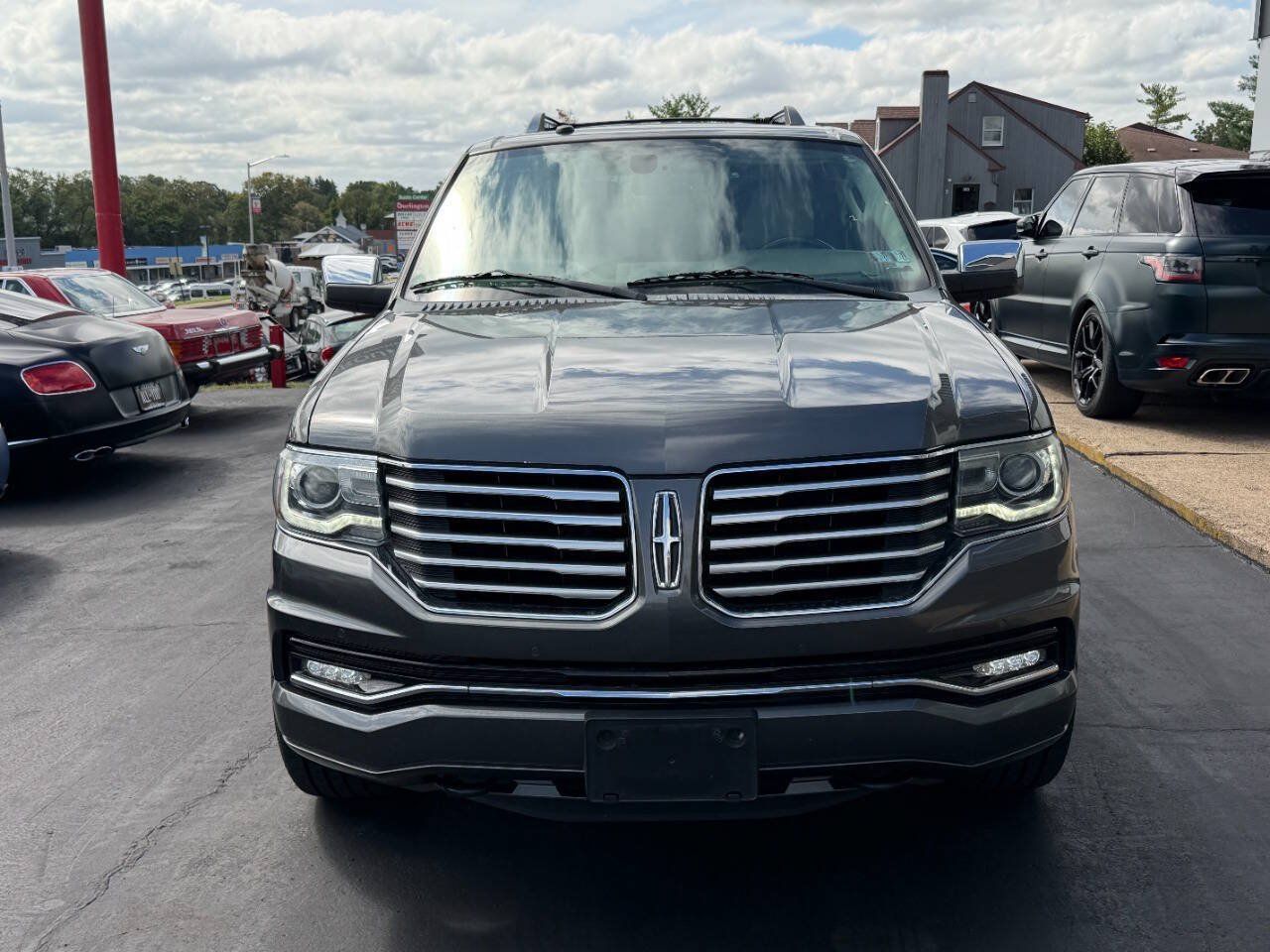 Used 2016 Lincoln Navigator Select RWD image 3