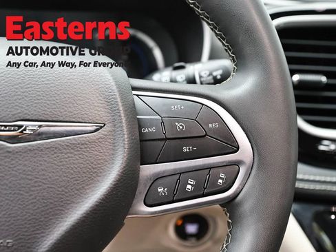 Used 2024 Chrysler Pacifica Limited FWD image 16