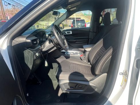 Used 2020 Ford Explorer XLT image 28