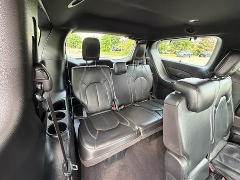 Used 2020 Chrysler Pacifica Touring-L w/ S Appearance Package FWD image 11