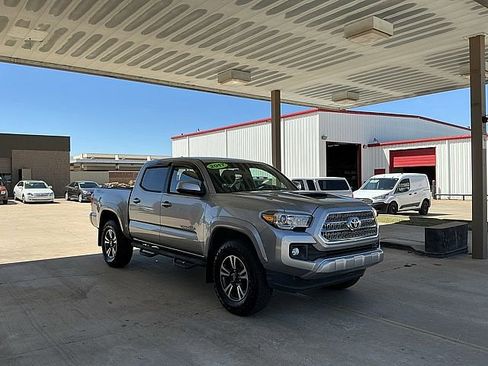 Used 2017 Toyota Tacoma TRD Sport w/ Tow Package image 3