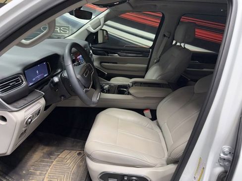 Used 2024 Jeep Wagoneer 4WD w/ Premium Group I image 5