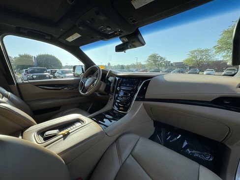 Used 2018 Cadillac Escalade Platinum image 25