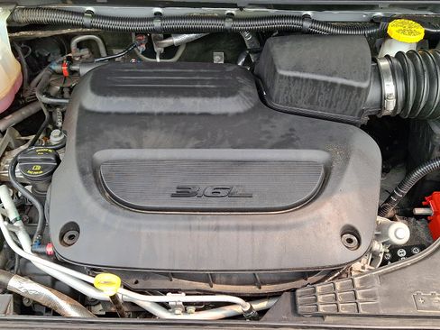Used 2024 Chrysler Pacifica Touring-L FWD image 31