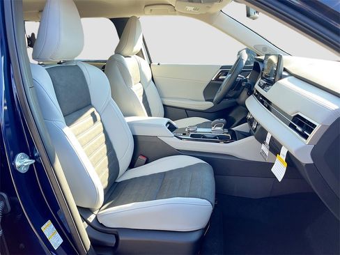 New 2025 Mitsubishi Outlander SE image 29