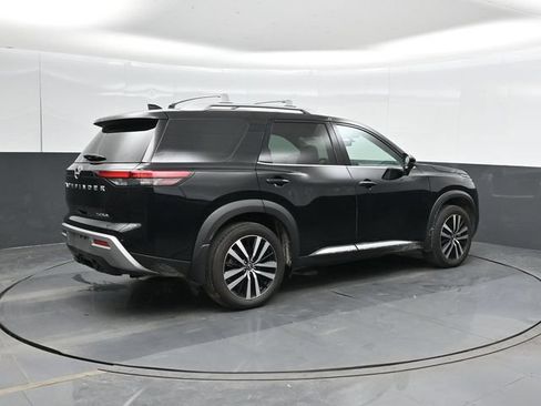 Used 2025 Nissan Pathfinder Platinum FWD image 3