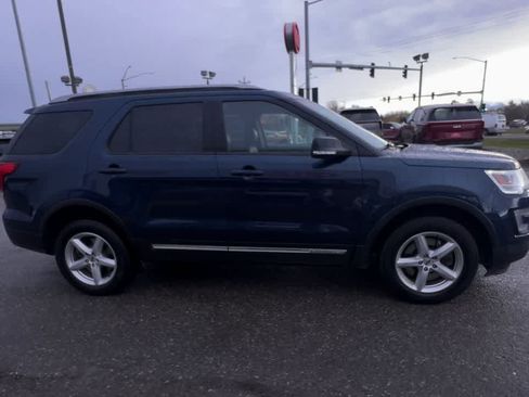 Used 2016 Ford Explorer XLT w/ Equipment Group 202A AWD/4WD image 9