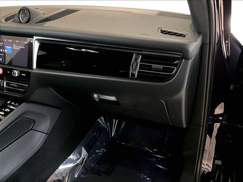 New 2026 Porsche Macan image 22