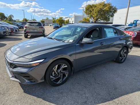 Used 2025 Hyundai Elantra Limited image 9