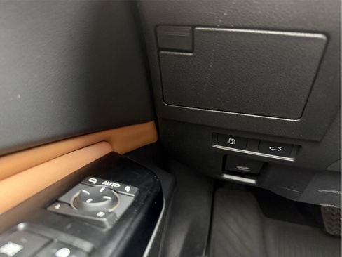 Used 2023 Lexus ES 250 w/ Premium Package image 18