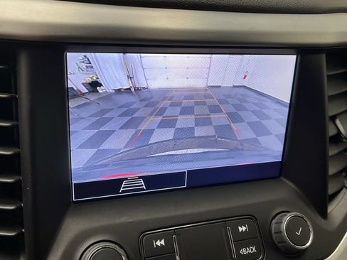 Certified 2023 GMC Acadia SLE w/ Driver Convenience Package FWD image 5