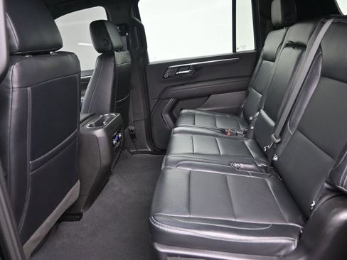 Used 2025 Chevrolet Suburban LS RWD image 14