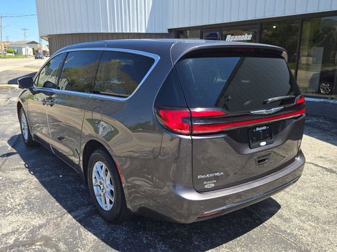Used 2023 Chrysler Pacifica Touring-L FWD image 6
