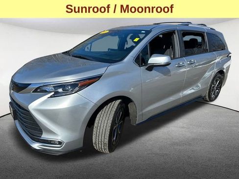 Used 2025 Toyota Sienna Platinum image 5