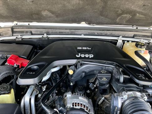 Used 2018 Jeep Wrangler Unlimited Sahara AWD/4WD image 28
